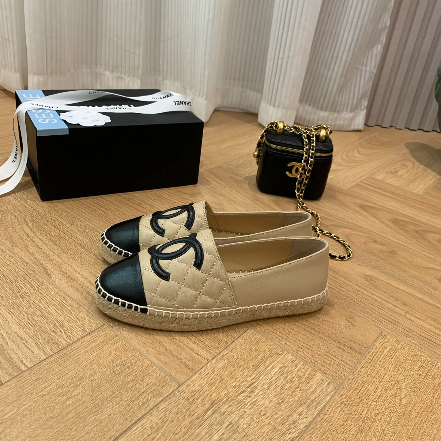 👟👟Ex-factory price 480👟👟 👑New colors are coming ✌️The new version of Chanel fisherman shoes is coming❗️Delivered in a complete set of top-notch packaging. The quality of my fisherman shoes has not been introduced much, everyone who has tried it knows it! The original customized upper, and my outsole is the original translucent outsole, the opaque outsole is the wrong version, full set of authentic packaging ❗️ size: 35-40, running price